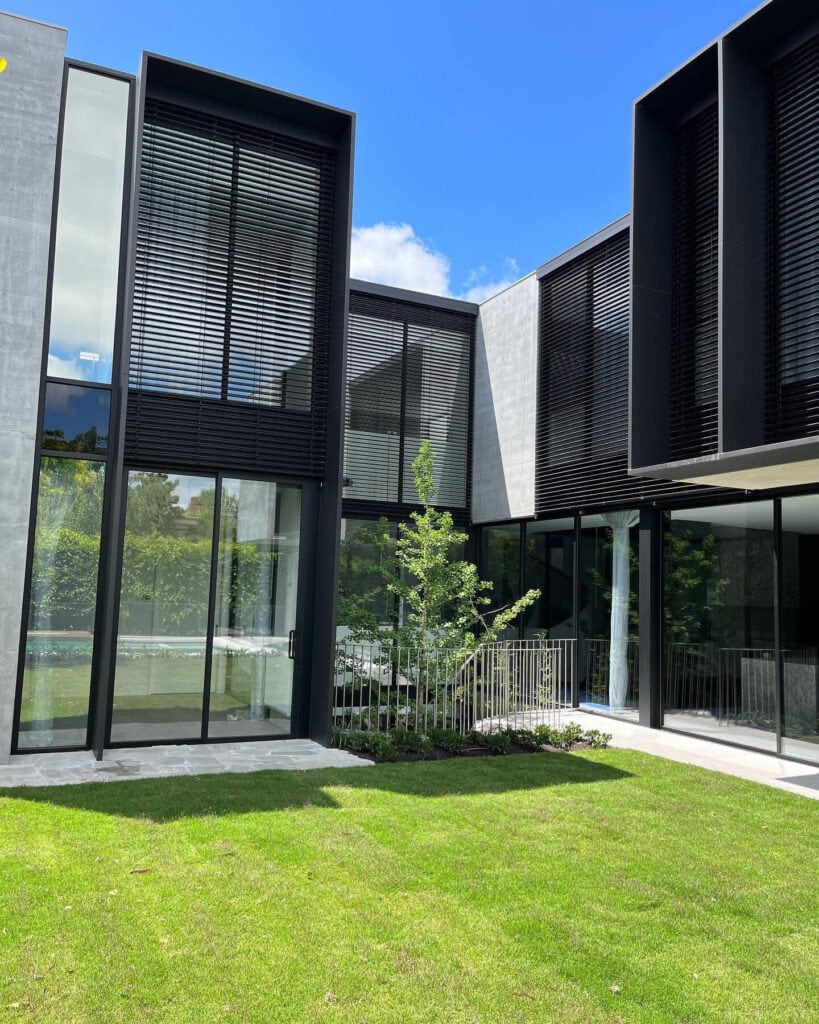 External venetians with window reveal